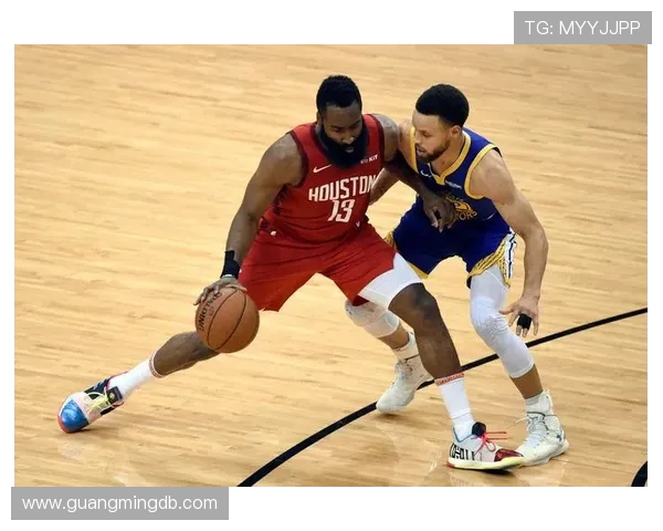 火箭与勇士的经典对决回顾：2008年NBA季后赛的激烈碰撞与精彩瞬间